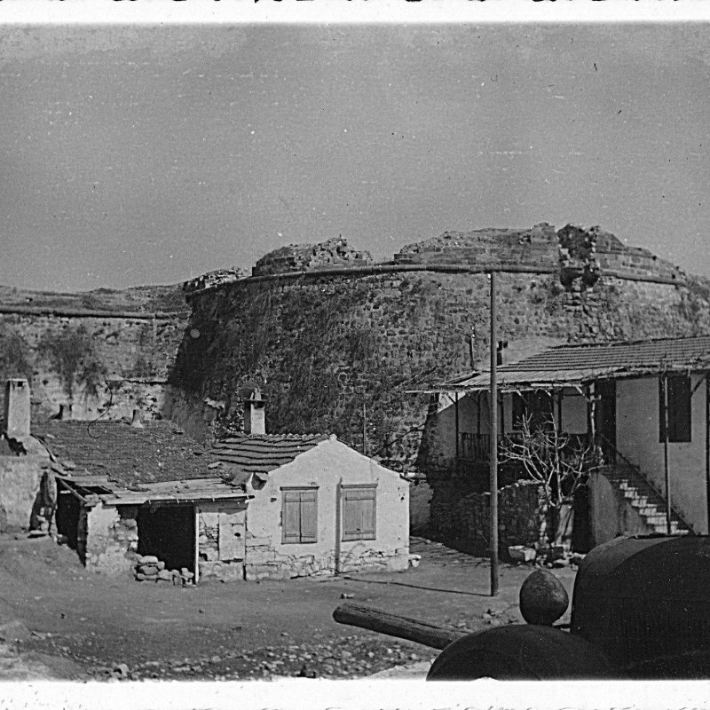 Ο Νότιος Προμαχώνας ή Προμαχώνας Αγίου Γεωργίου με προσφυγικά σπίτια στην τάφρο. Ανάρτηση στην ομάδα Παλαιές Φωτογραφίες Χίου κα. Άρτεμις Βενέτου