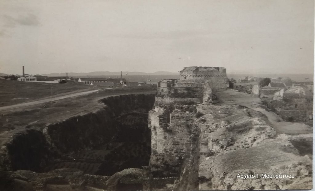 Στο βορειοδυτικό τείχος του Κάστρου υπάρχει η δεύτερη πύλη του, το Επάνω Πορτέλο. Στη φωτογραφία παρουσιάζεται και ο μικρός προμαχώνας που φύλαγε την πύλη-αρχές 20ου αιώνα. Η φωτογραφία έχει αναρτηθεί από τον Γ. Μουτσάτσο στη διαδικτυακή ομάδα Παλαιές Φωτογραφίες Χίου