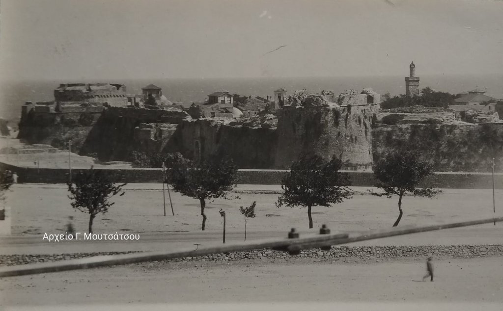 Φωτογραφία περί τις αρχές του 20ου από τον φωτογράφο Ι. Τζίμα. Το βορειοδυτικό τείχος και η πύλη Επάνω Πορτέλο. Φωτογραφία που αναρτήθηκε από τον Γ. Μουτσάτσο στη διαδικτυακή ομάδα Παλαιές Φωτογραφίες Χίου