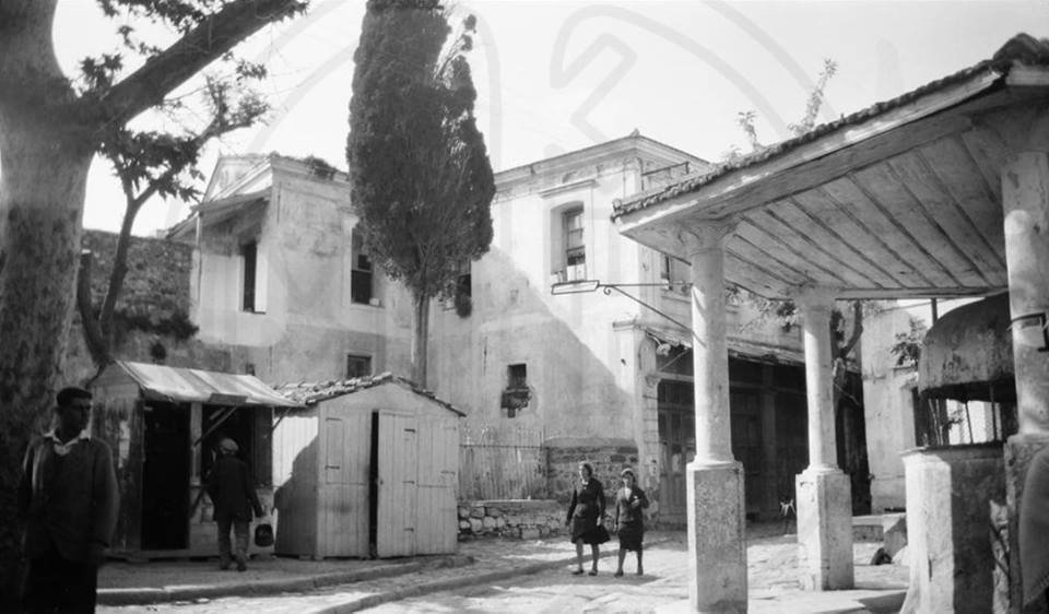 Η κεντρική πλατεία του Κάστρου της Χίου το 1935. Διακρίνεται ο κρούνος/βρύση και το οθωμανικό νεκροταφείο. Φωτογραφία Έλλης Παπαδημητρίου-Μουσείο Μπενάκη