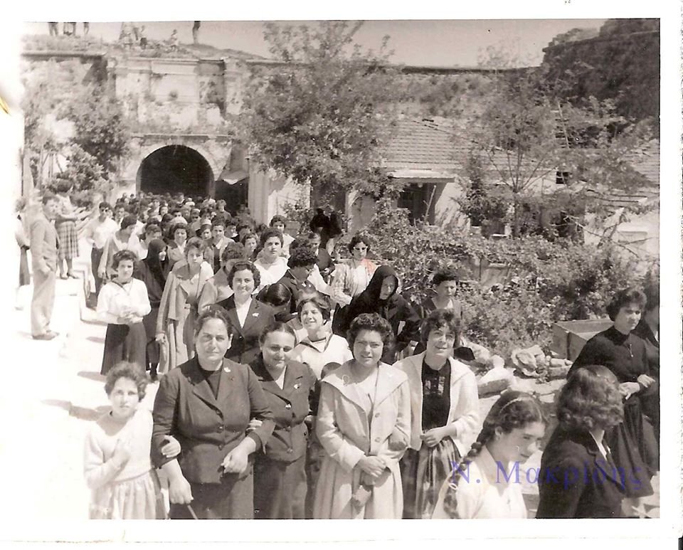 Είσοδος Πόρτα Μαγγιόρε αρχές δεκαετίας 1960. Λιτανεία των εικόνων την ημέρα του Αγίου Γεωργίου, στην είσοδο του κάστρου, που παλιά οι κάτοικοι στο Κάστρο, την ονόμαζαν απλά "Τρύπα". Διακρίνονται ακόμα αριστερά και δεξιά τα προσφυγικά σπιτάκια. Αρχείο Ν. Μακρίδη. Η φωτογραφία αναρτήθηκε στην ομάδα Παλαιές Φωτογραφίες Χίου