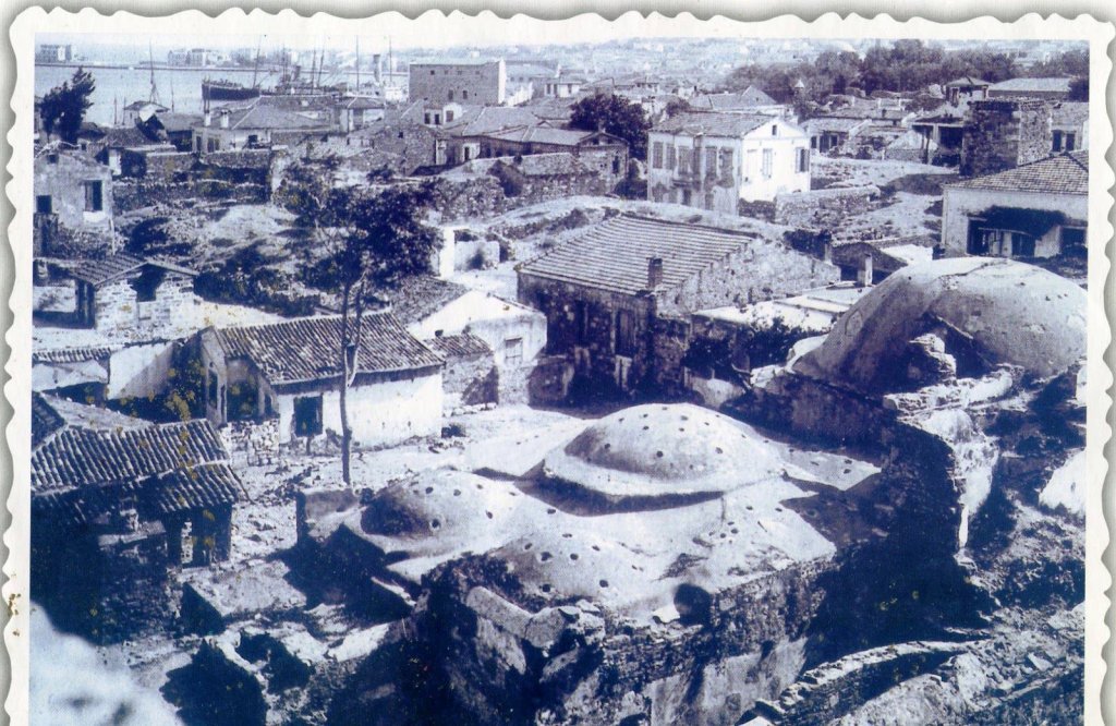 Τα μικρότερα Οθωμανικά Λουτρά του Φρουρίου Αρχείο Γιάννη & Μαρίας Χωρέμη Στο Φρούριο Χίου υπήρχαν δύο Οθωμανικά Λουτρά, τα μεγάλα και τα μικρά. Στη φωτογραφία φαίνονται τα μικρά λουτρά τα οποία μετά τη Μικρασιατική Καταστροφή αποδώθηκαν σε ιδιώτη, παραμένοντας ιδιωτική κτήση, ως σήμερα.