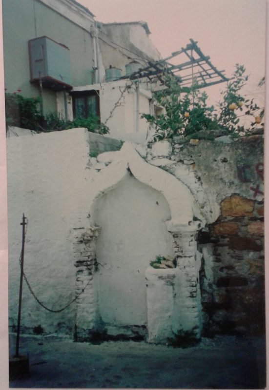 Οθωμανική Κρήνη εντός του οικισμού. Εντοιχισμένη κρήνη που βρίσκεται στην σημερινή οδό Φώτη Αγγουλέ, εμφανίζει τόξο με ελικοειδή διαμόρφωση που στηρίζεται σε δύο πεσσούς. Τότε ασβεστωνόταν όπως και ο τοίχος της οικίας.