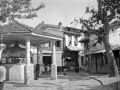 Πλατεία με κρήνη παραδοσιακού οικισμού. Χίος, γύρω στα 1935, Έλλη Παπαδημητρίου, Μουσείο Μπενάκη