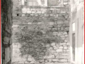 Η εσωτερική πύλη της Πόρτα Μαγγιόρε Ιούνιος 1963. Ο επισκέπτης πέρασε από την κεντρική πύλη και σταμάτησε να τραβήξει φωτογραφία το σημείο όπου βρίσκεται το Παλατάκι Ιουστινιάνι και στα δεξιά η είσοδος της Σκοτεινής Φυλακής.