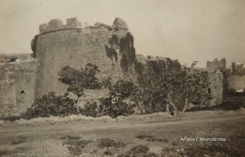 Ο δυτικός προμαχώνας δεκαετία 1920. Η φωτογραφία έχει αναρτηθεί από τον Γ. Μουτσάτσο στην διαδικτυακή ομάδα Παλαιές Φωτογραφίες Χίου