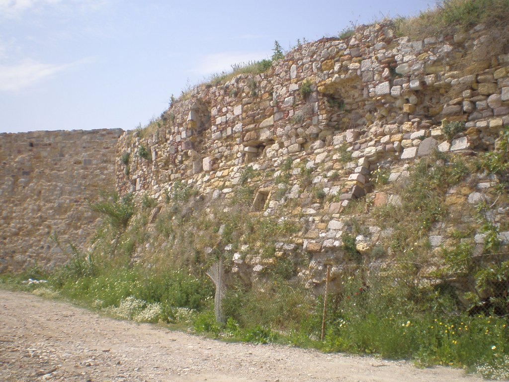 Εξωτερική όψη του Προμαχώνα Αντόνιο Ζένο με κατεύθυνση προς το Επιθαλάσσιο Τείχος