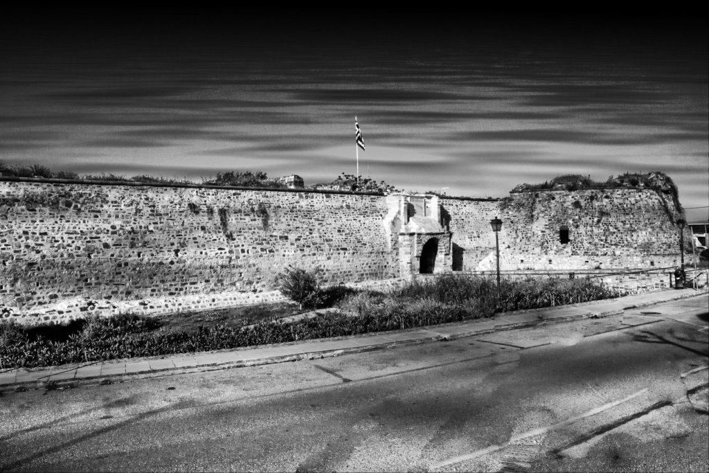 Η κεντρική πύλη του Κάστρου Πόρτα Μαγγιόρε, ο Νότιος Προμαχώνας και μέρος του τείχος - 2020 Φωτογραφία Κώστας Ζαννάρας
