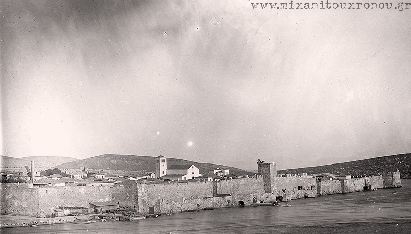 Μέρος του επιθαλάσσιου τείχους του Κάστρου της Χαλκίδας. Σήμερα, το επιθαλάσσιο τείχος του Κάστρου της Χίου θεωρείται ένα από τα μοναδικά του χαρακτηριστικά. 