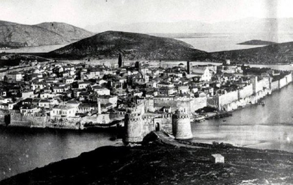 Πανοραμική φωτογραφία του Κάστρου της Χαλκίδας πριν την καταστροφή του! Ευτυχώς το Κάστρο της Χίου δεν είχε την ίδια τύχη!