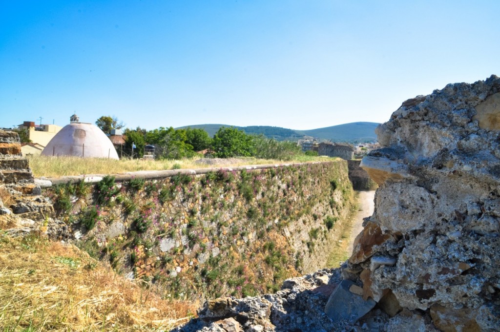 Φωτογραφία Παναγιώτης Μαυράκης, 2013. Άποψη των Οθωμανικών Λουτρών από το Επιθαλάσσιο τείχος