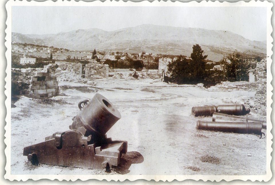 Φωτογραφία του 1920 που δείχνει την βομβάρδα και δύο κομμένα κανόνια πάνω στον Νότιο Προμαχώνα, Αρχείο Χωρέμη