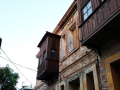 Παραδοσιακά σπίτια εντός του οικισμού με το χαρακτηριστικό "σαχνίσι"