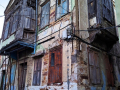 Δυόροφες κατοικίες με τους παραδοσιακούς κιοσέδες - Φωτογραφία Φανή Μπάκουλη