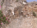 Ο δεύτερος νοτιοδυτικός προμαχώνας από την κεντρική πύλη που φέρει τα οικόσημα των Ιουστινιάνι σε μαρμάρινη εντοιχισμένη πιφάνεια