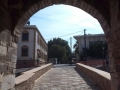Η είσοδος της Κεντρικής Πύλης του Κάστρου, Porta Maggiore και άποψη του "ενωτικού" χώρου που άνοιξε με τη νέα πόλη της Χίου το αναπαλαιωμένο γεφυράκι